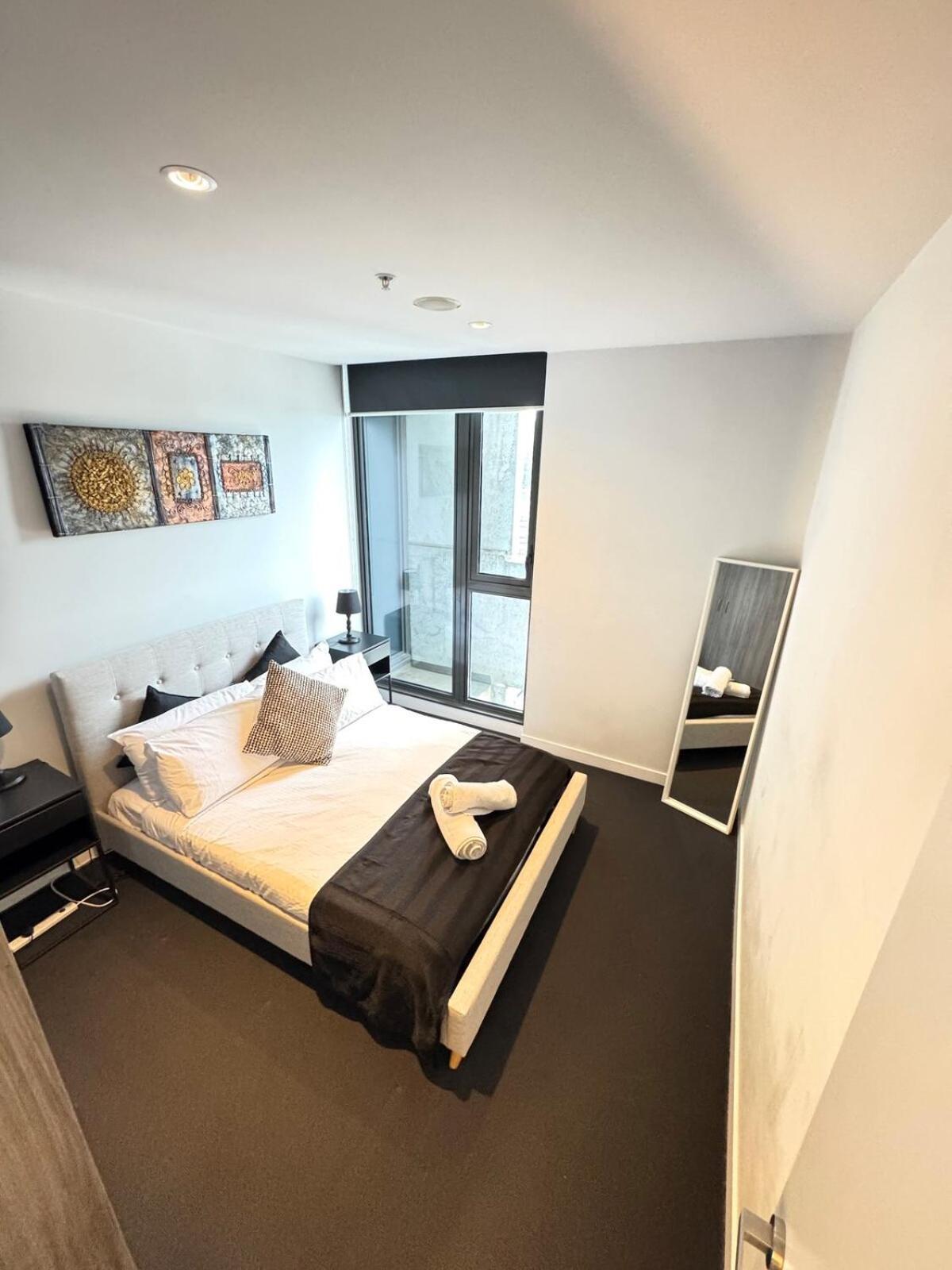 Adek Apartments Cbd -Free Parking, Pool, Gym & Sauna * Melbourne